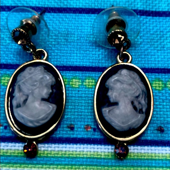 Jewelry - 🌞Beautiful cameo pierced earrings🌞